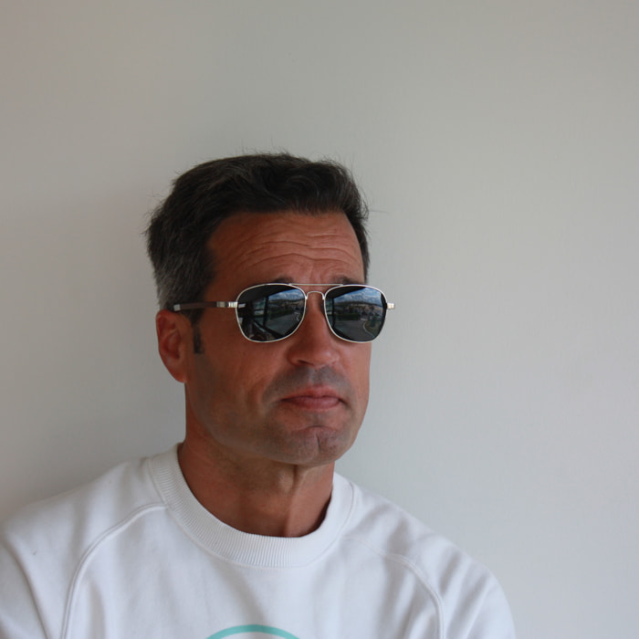 Gafas de sol OCEAN SORRENTO - De brazo de madera de peral azul oscuro con montura frontal de metal azul claro y plata brillante / Ahumada