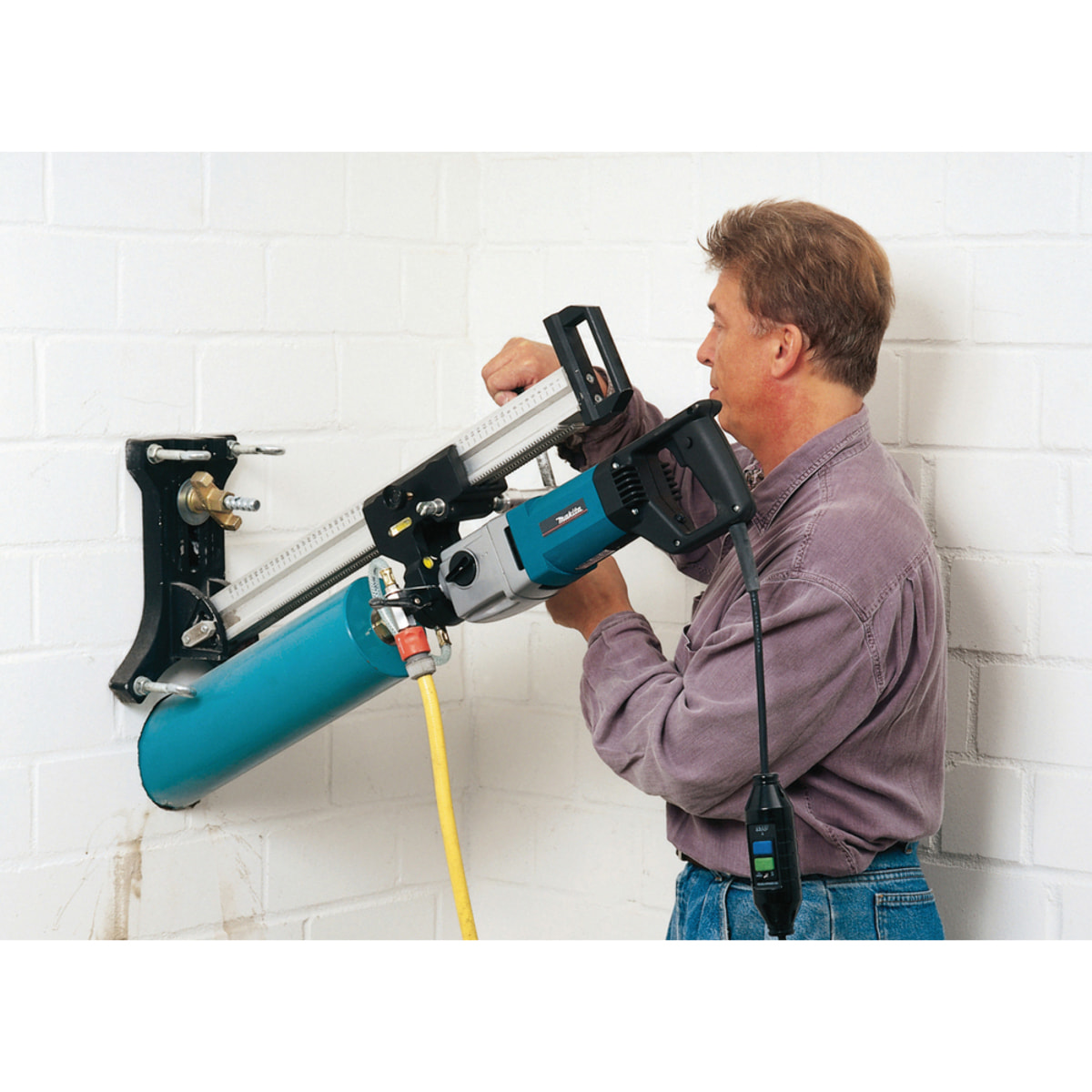 MAKITA 1700 W 132 mm Perforadora con núcleo de agua - DBM131
