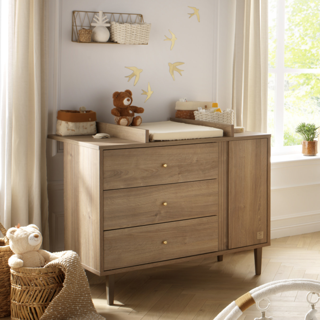 Commode 3 tiroirs et 1 porte avec détail imitation bois texturé et pieds bois
