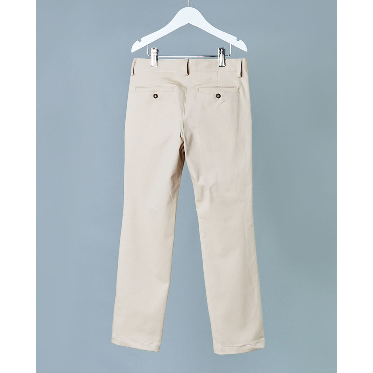 Pantalón largo, de sarga beige. Con bolsillos y bragueta.
