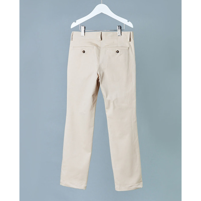 Pantalón largo, de sarga beige. Con bolsillos y bragueta.