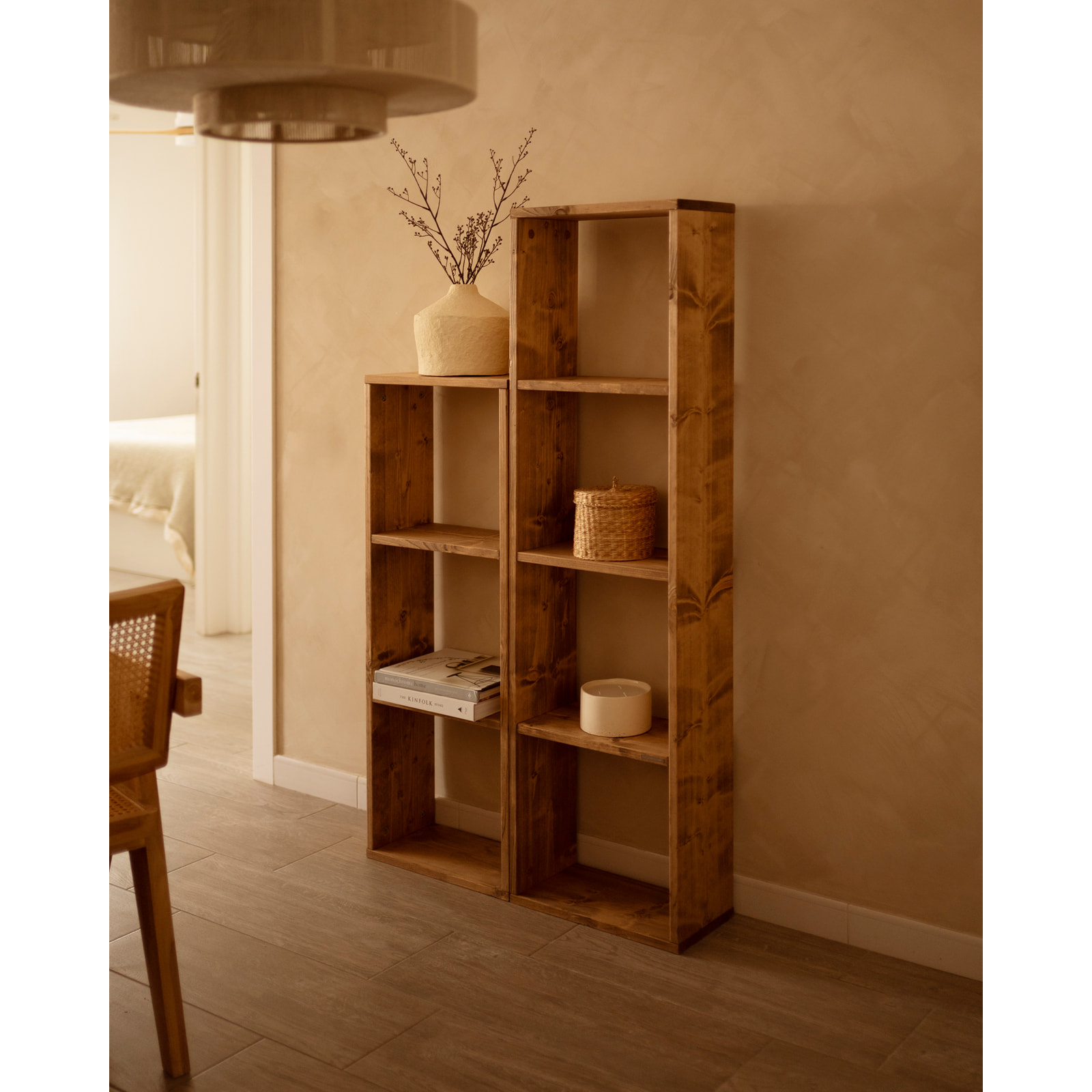 Estanteria de madera maciza en tono roble oscuro con 3 estantes Alto: 146 Largo: 40 Ancho: 20