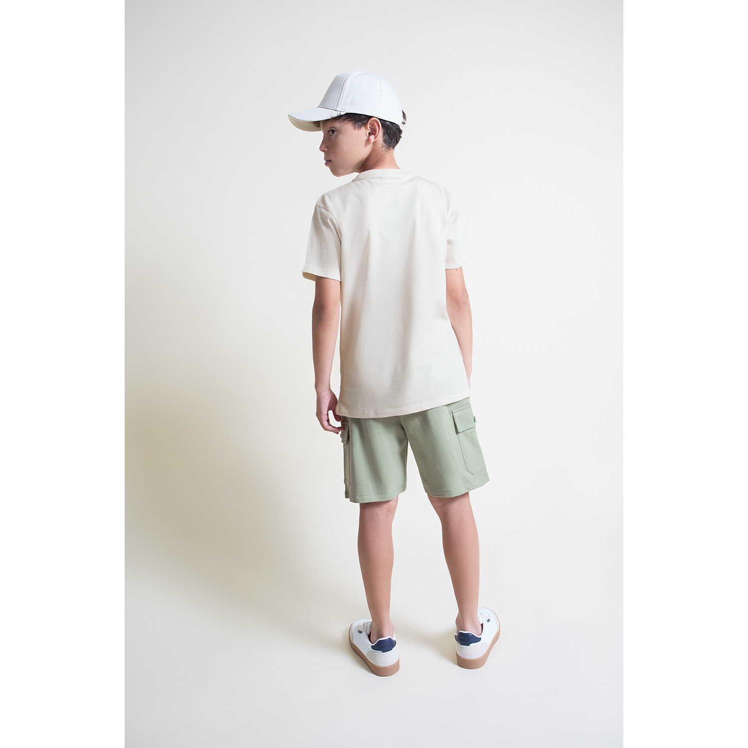 Conjunto Camiseta con Estampado Nature Road Trip Montanas y Shorts Cargo de Aventura | Color: Crudo | Street Monkey