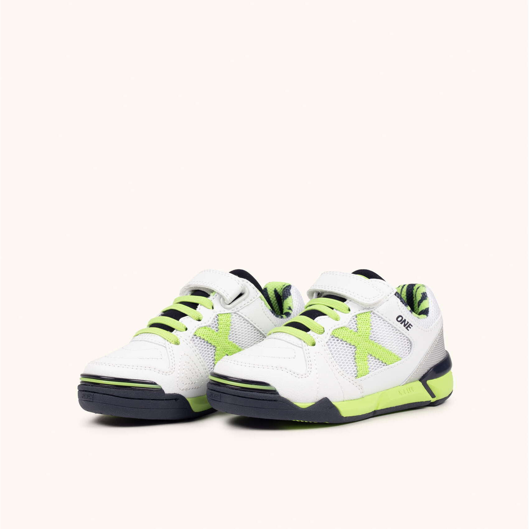 Zapatillas de fútbol sala infantiles con velcro en blanco y verde flúor MUNICH ONE KID VCO 77