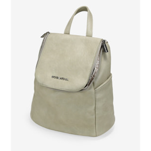 Mochila deportiva verde con solapa