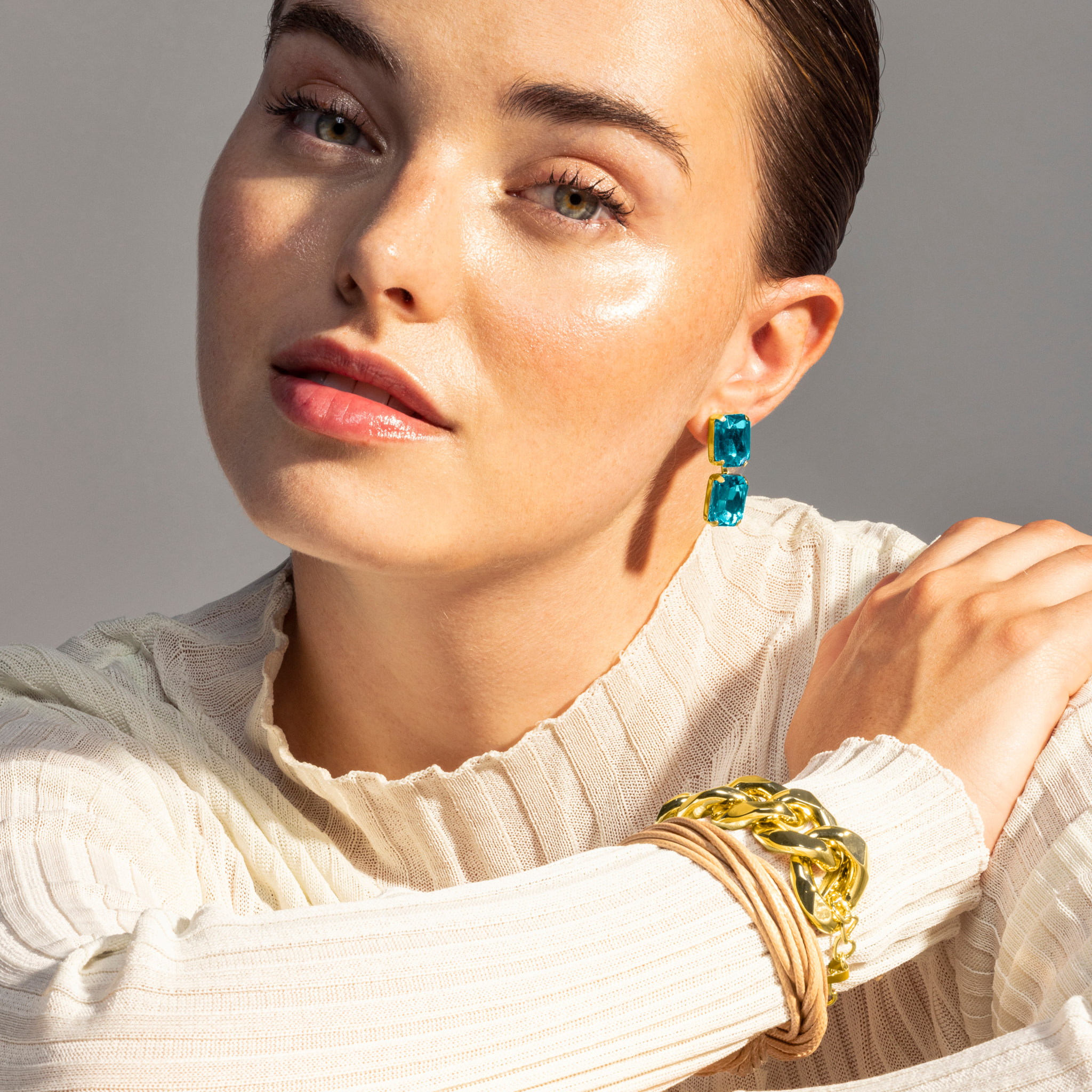 Pendientes de Cristal Azul acabados en oro amarillo de 18k