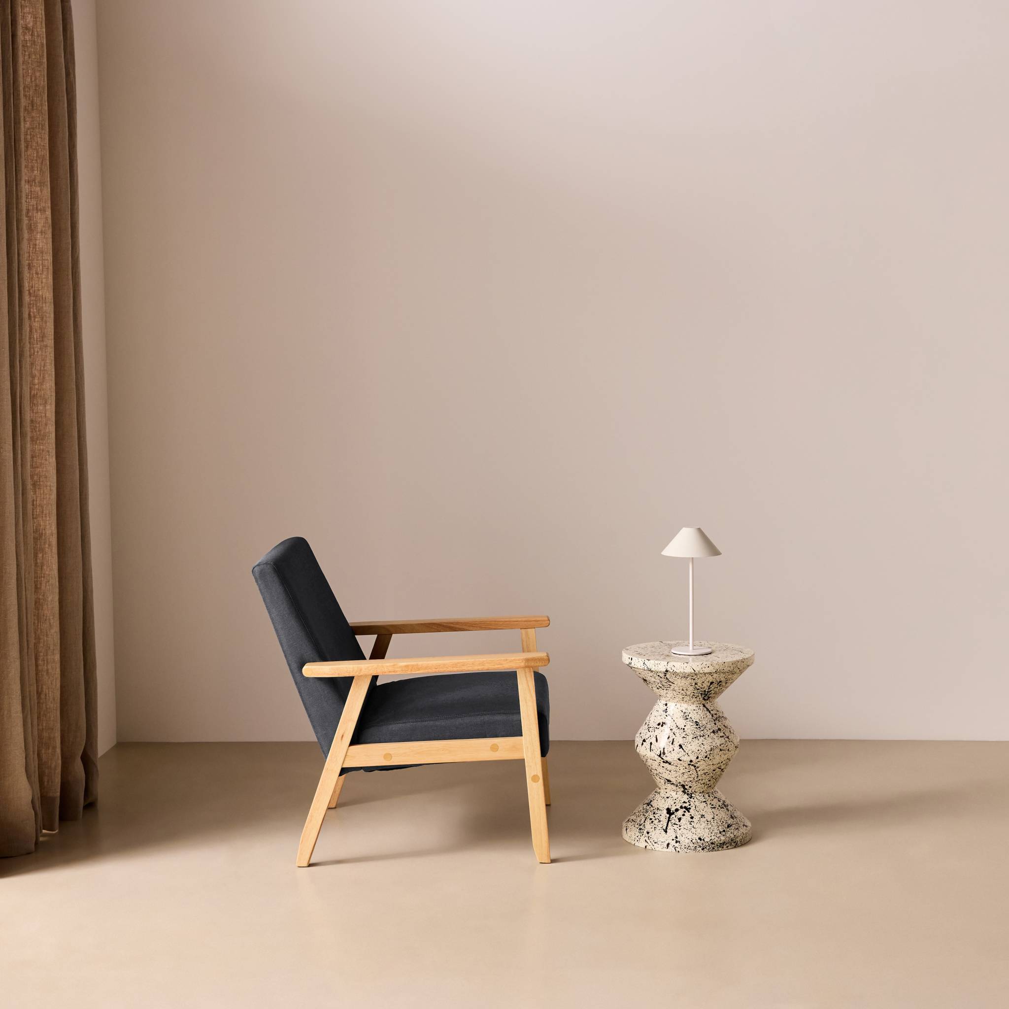 Fauteuil scandinave bois de peuplier, d'hévéa et tissu ISAK