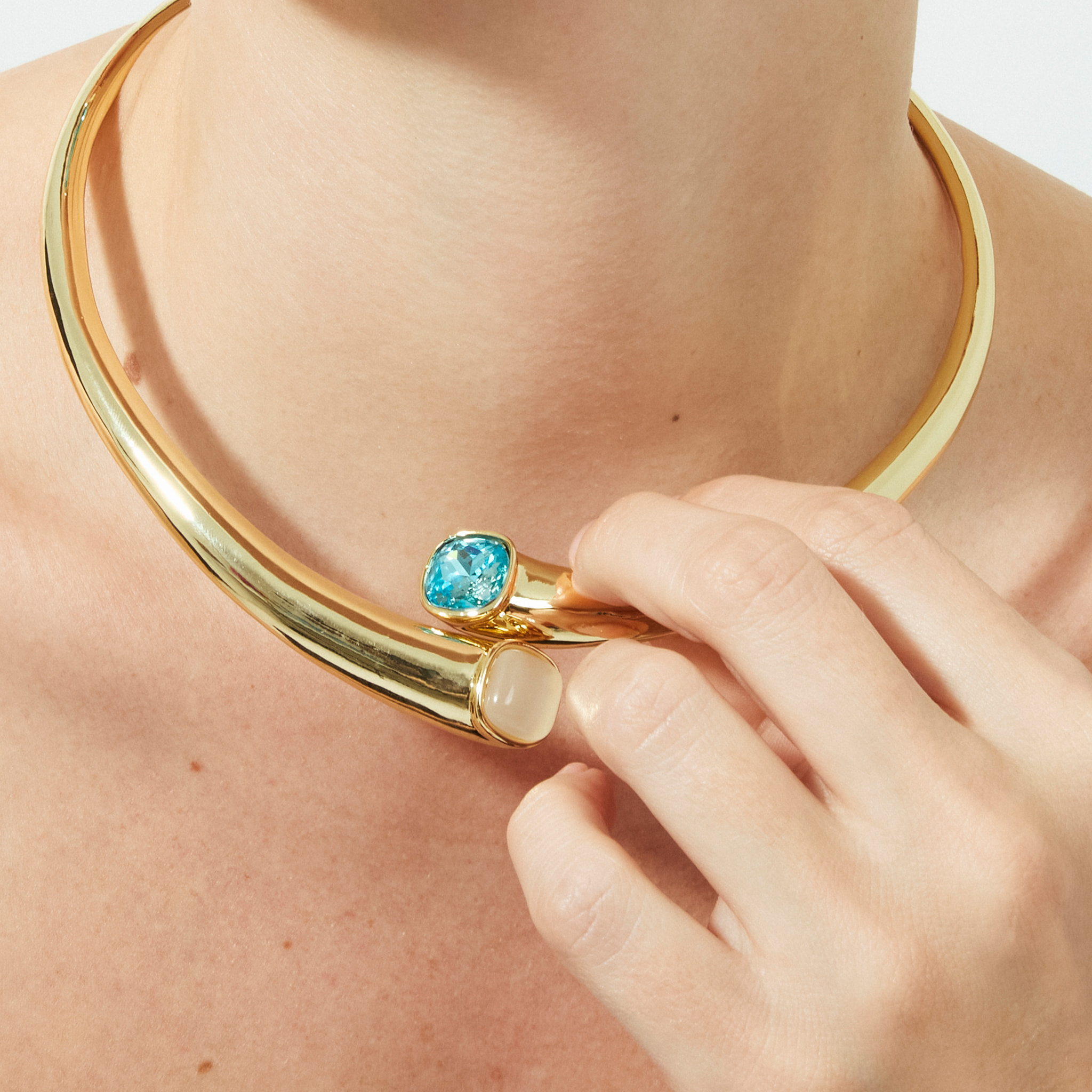 Collar de Cristal Azul acabado en oro amarillo de 18k