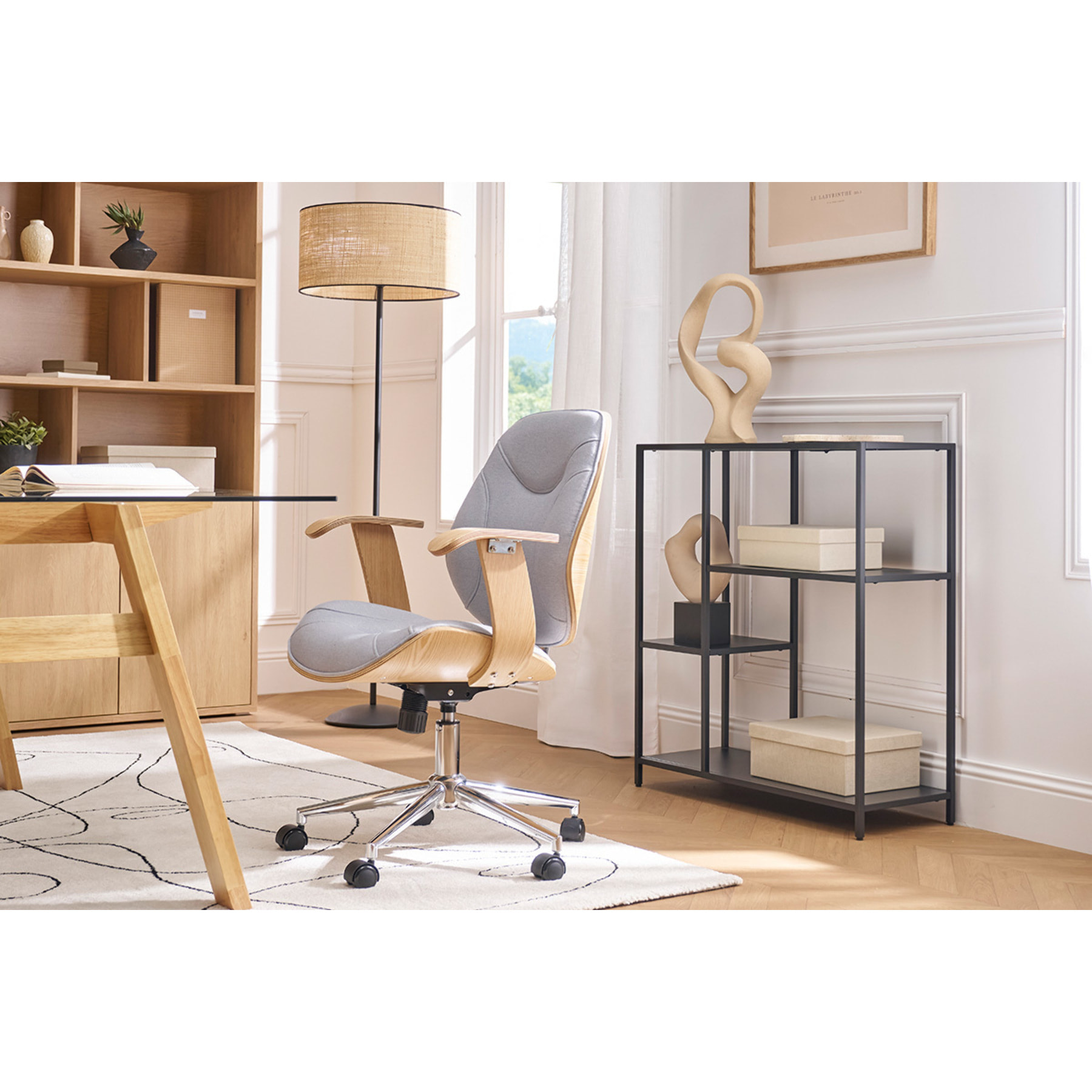 Chaise de bureau à roulettes design en tissu effet velours texturé beige, bois foncé et acier chromé YORKE
