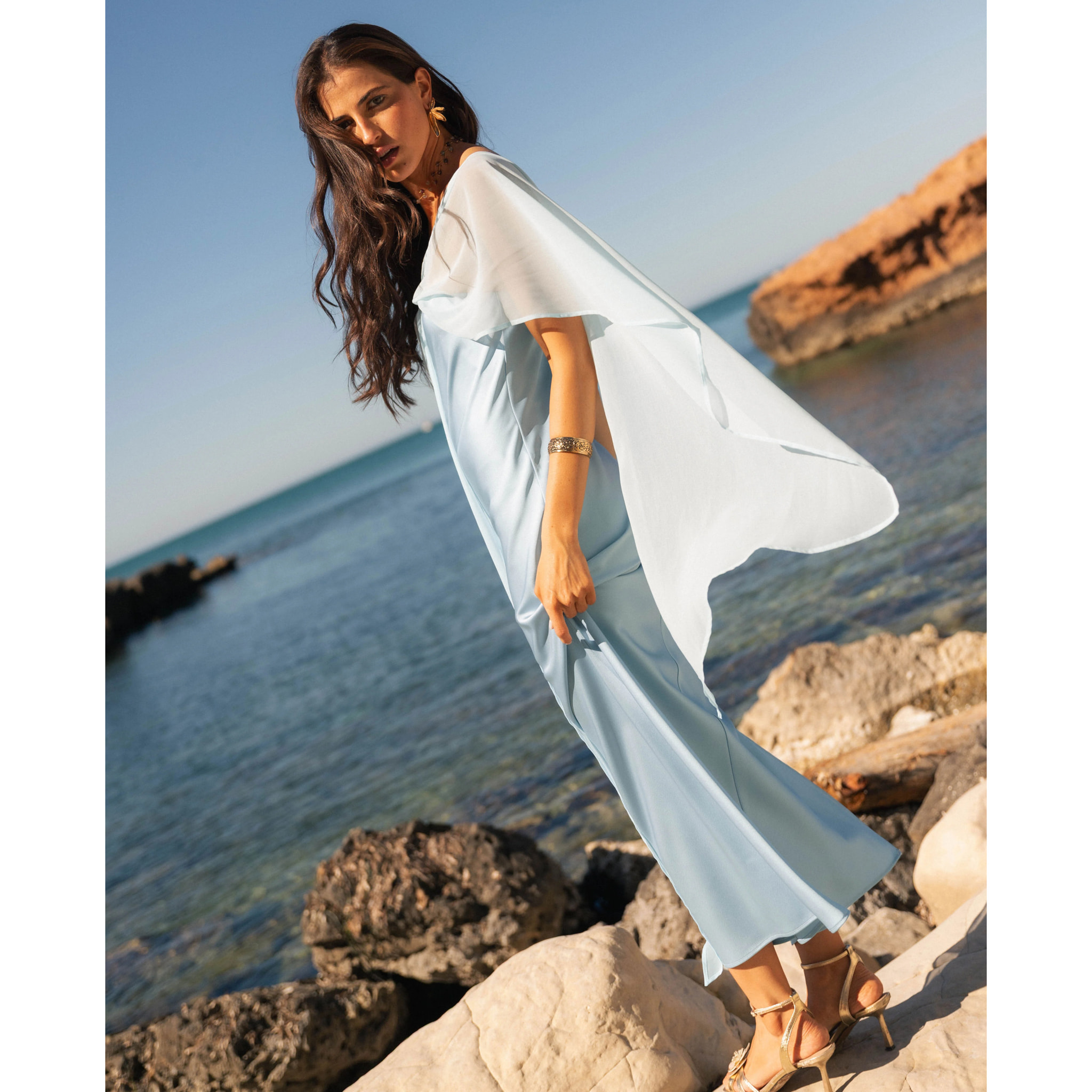 Vestido midi satinado con escote palabra de honor y capa de gasa multiposición