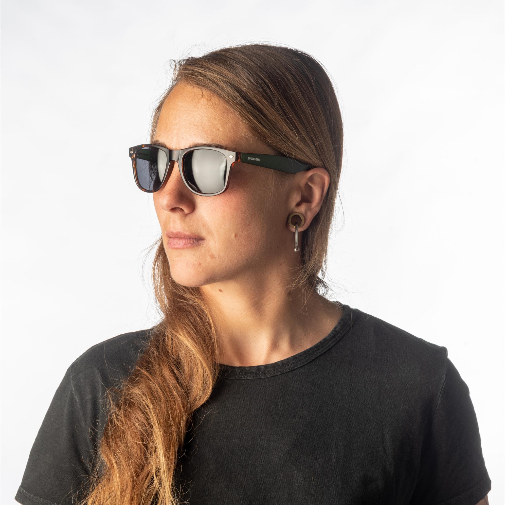 Occhiali da sole OCEAN BEACH WAYFARER - Frente carey e / Ahumada verde mate en el brazo