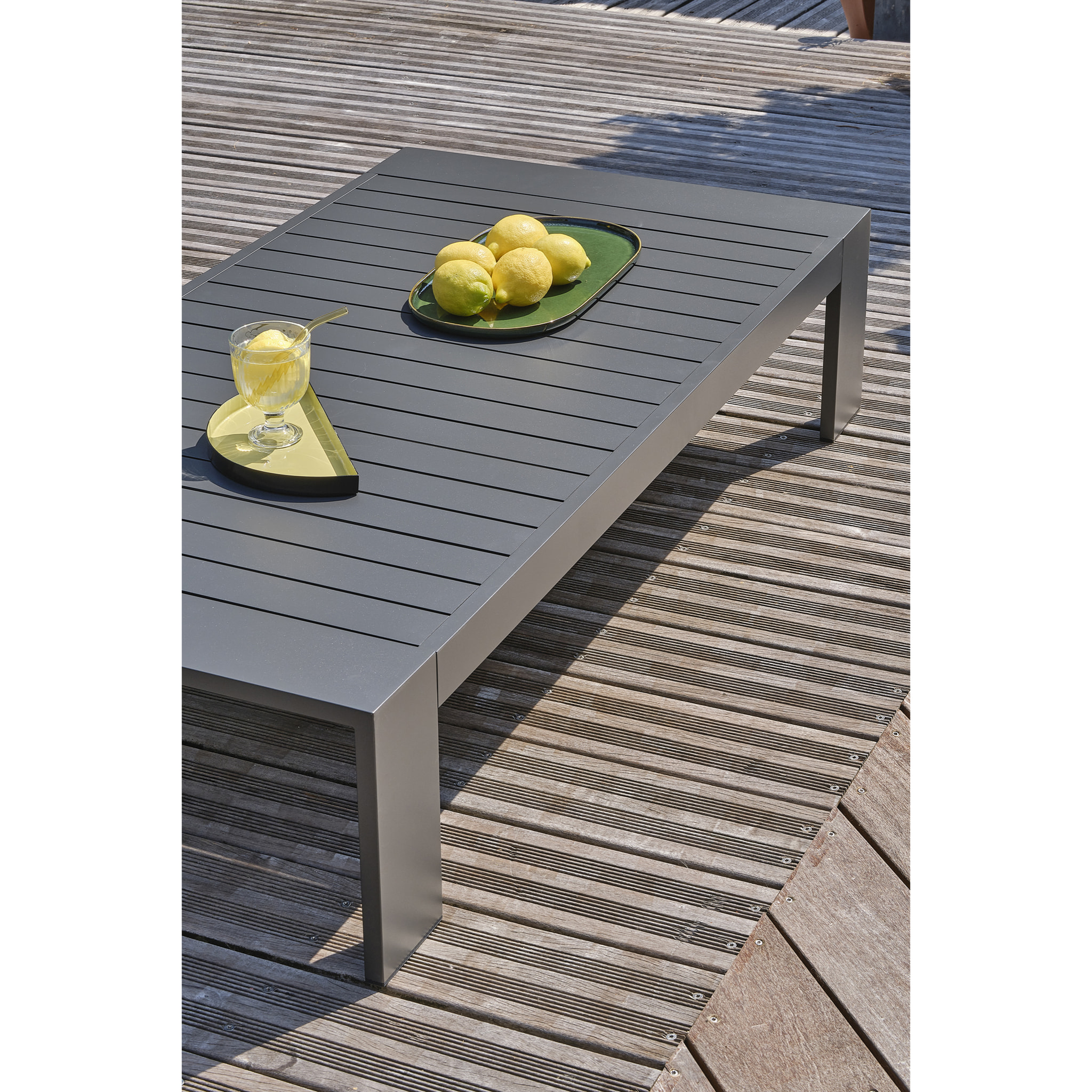 MANDELIEU - Salon de jardin 5 places en aluminium et accoudoirs en HPL
