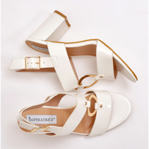 Sandali in simil pelle verniciata con tacco e applicazione color oro