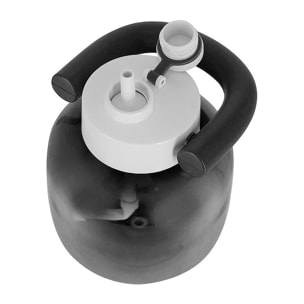 Bidón en resistente RPET con 1,8 L de capacidad. Con original forma de kettlebell. Incluye de cierre a rosca, pajita y firme asa de transporte. Libre de BPA.
