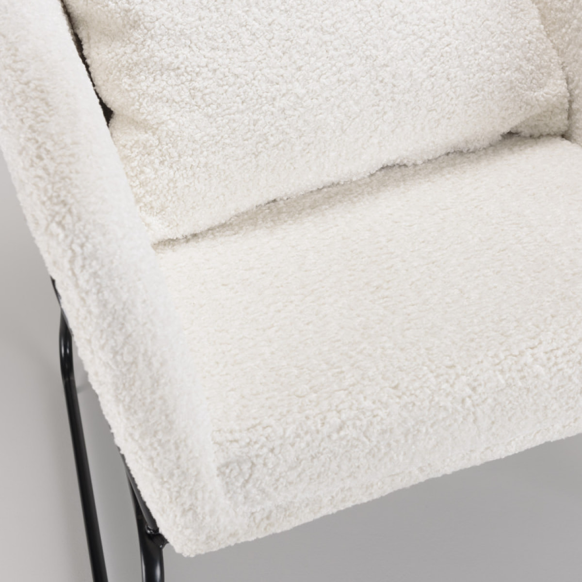 ALBANE - Fauteuil tissu bouclette blanc pieds évasés métal noir