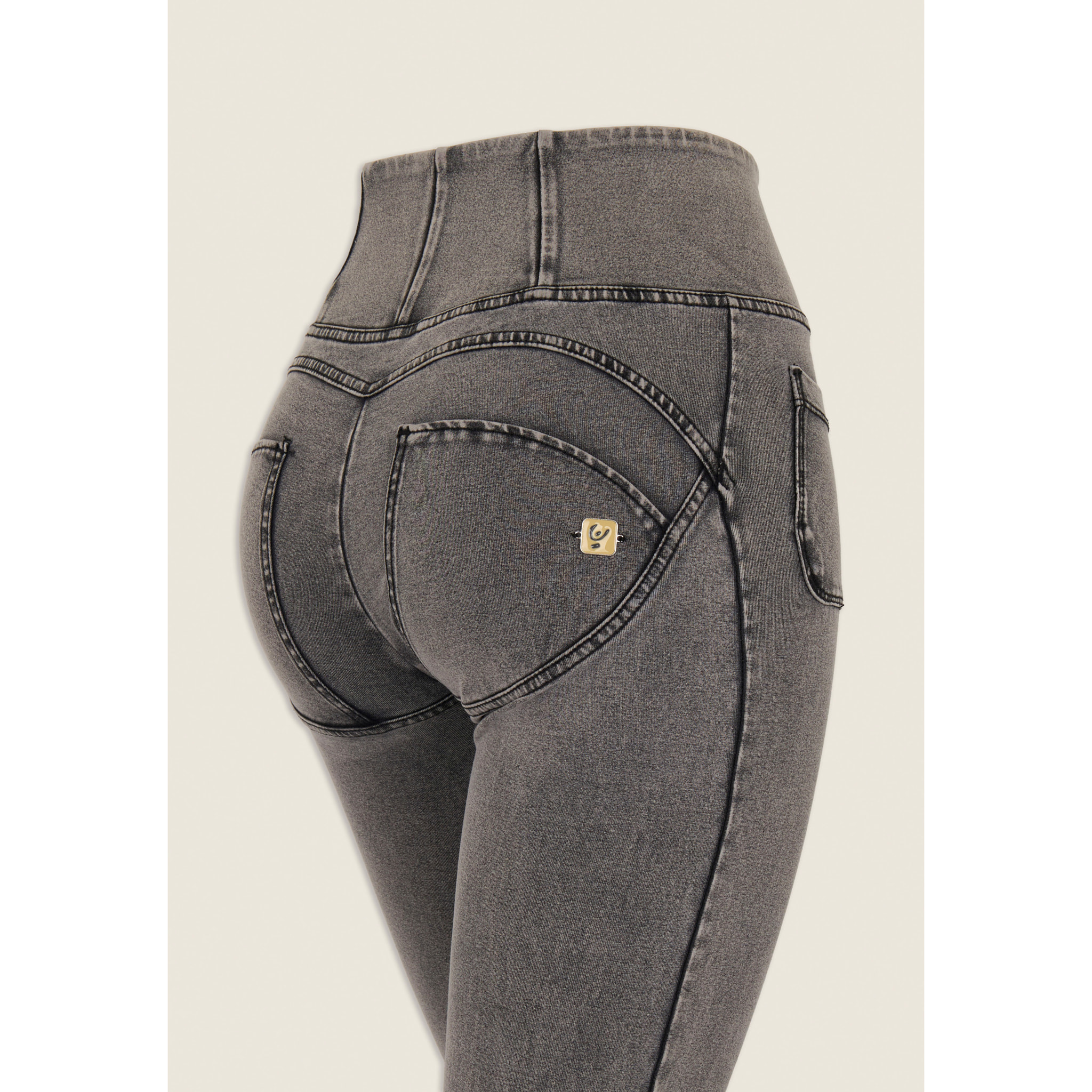 Jeans push up WR.UP® flare sostenibili in denim washed