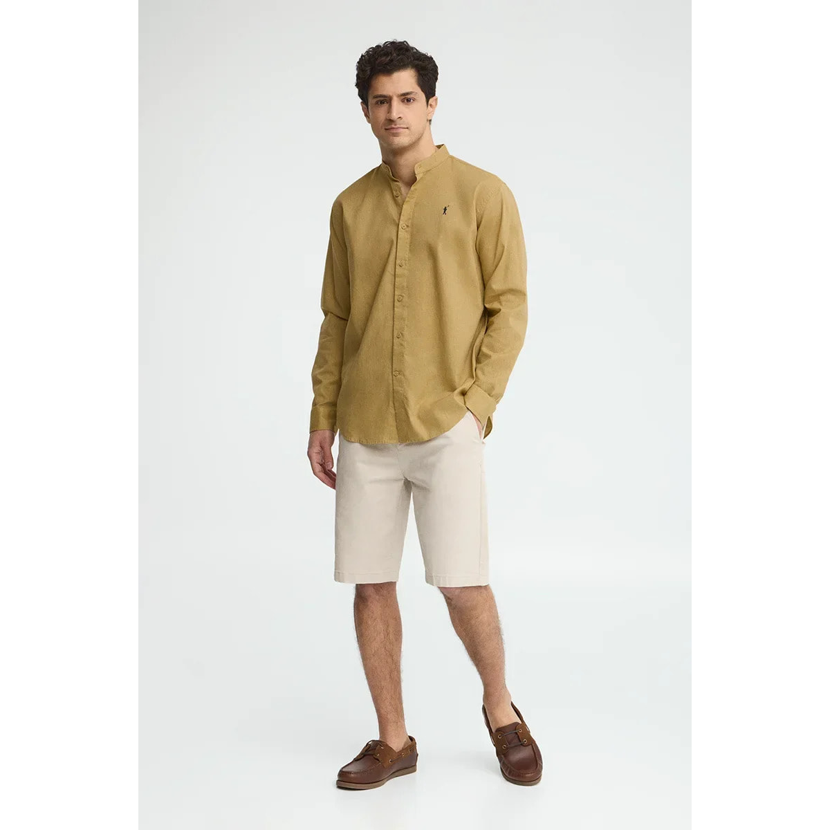 Camisa cotolino caqui con cuello mao, corte regular y bordado Rigby Go