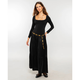 Vestido largo con cuerpo de punto y falda boho satinada con volante.