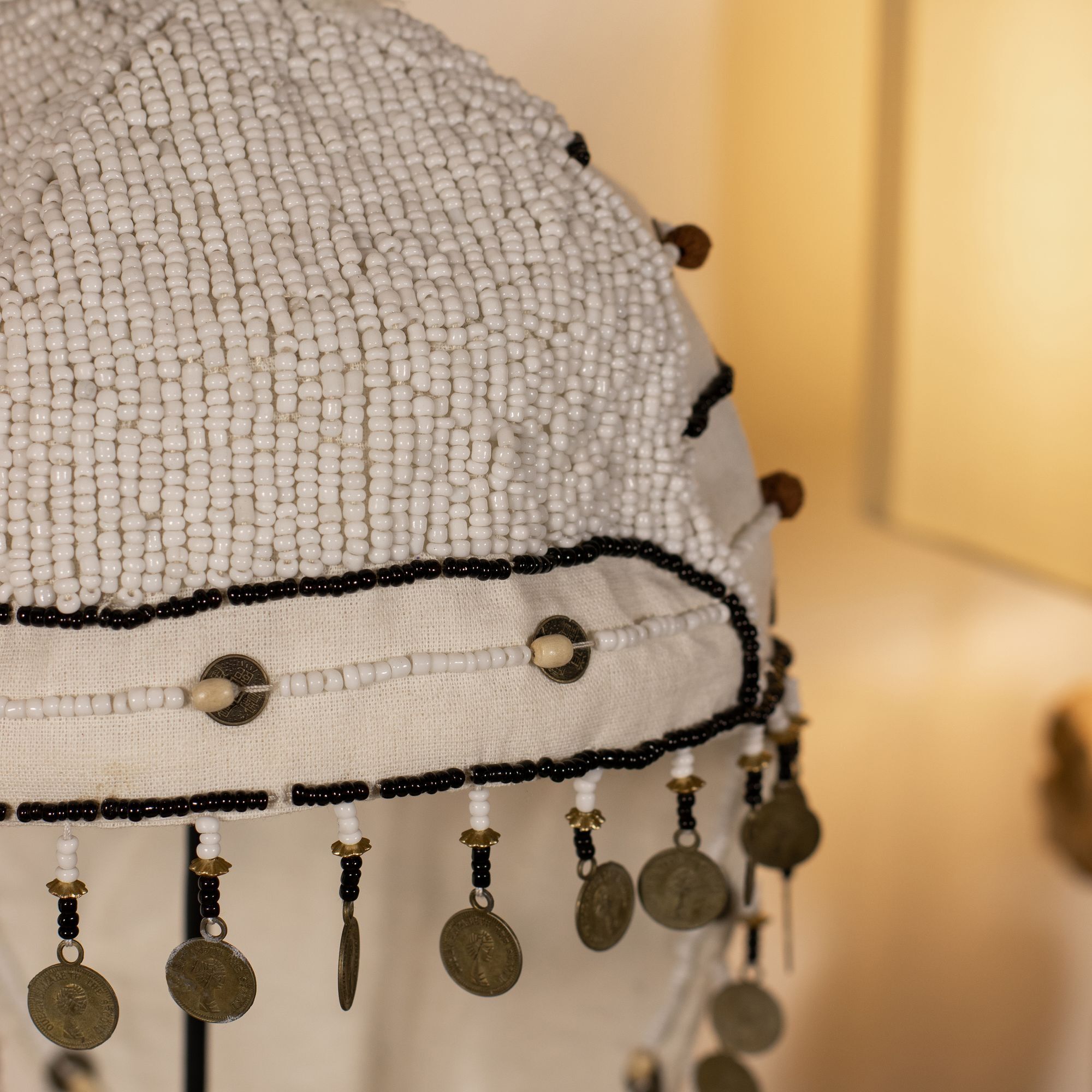 Coiffe traditionnelle en plumes et perles  SANATH