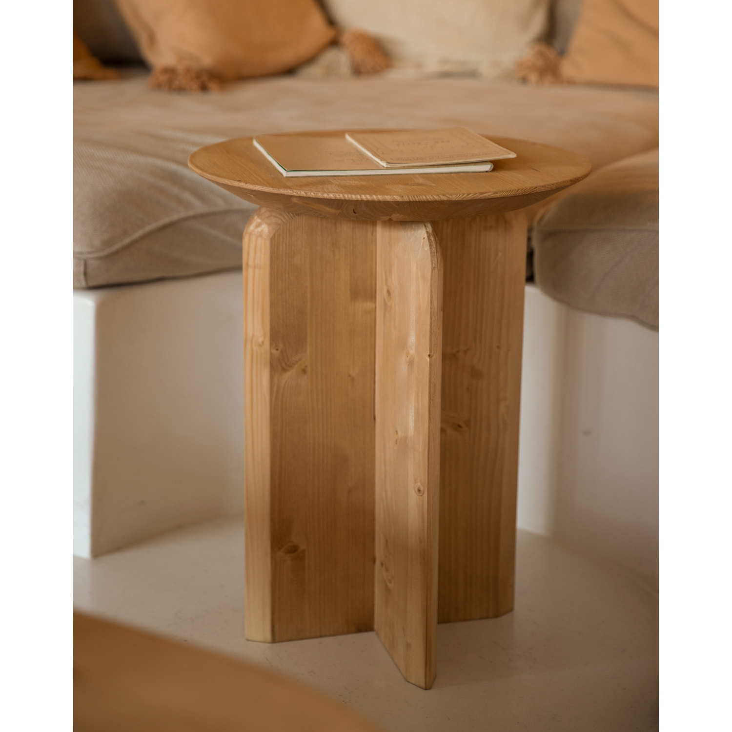 Table d’appoint en bois massif chêne moyen de 50x45cm Hauteur: 50 Longueur: 45 Largeur: 45