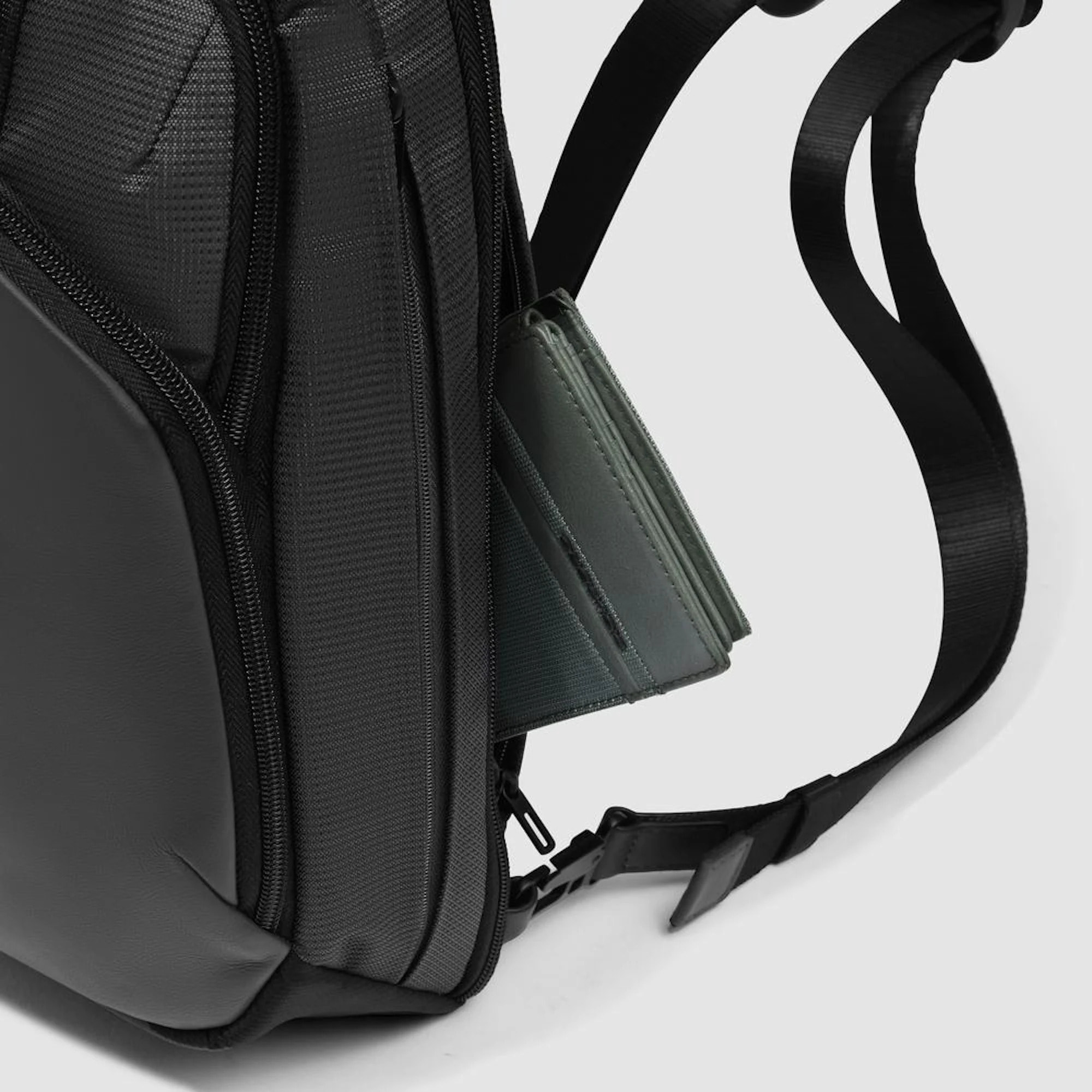 Piquadro Monospalla porta iPad®mini in tessuto riciclato e materiale bio-based con protezione RFID