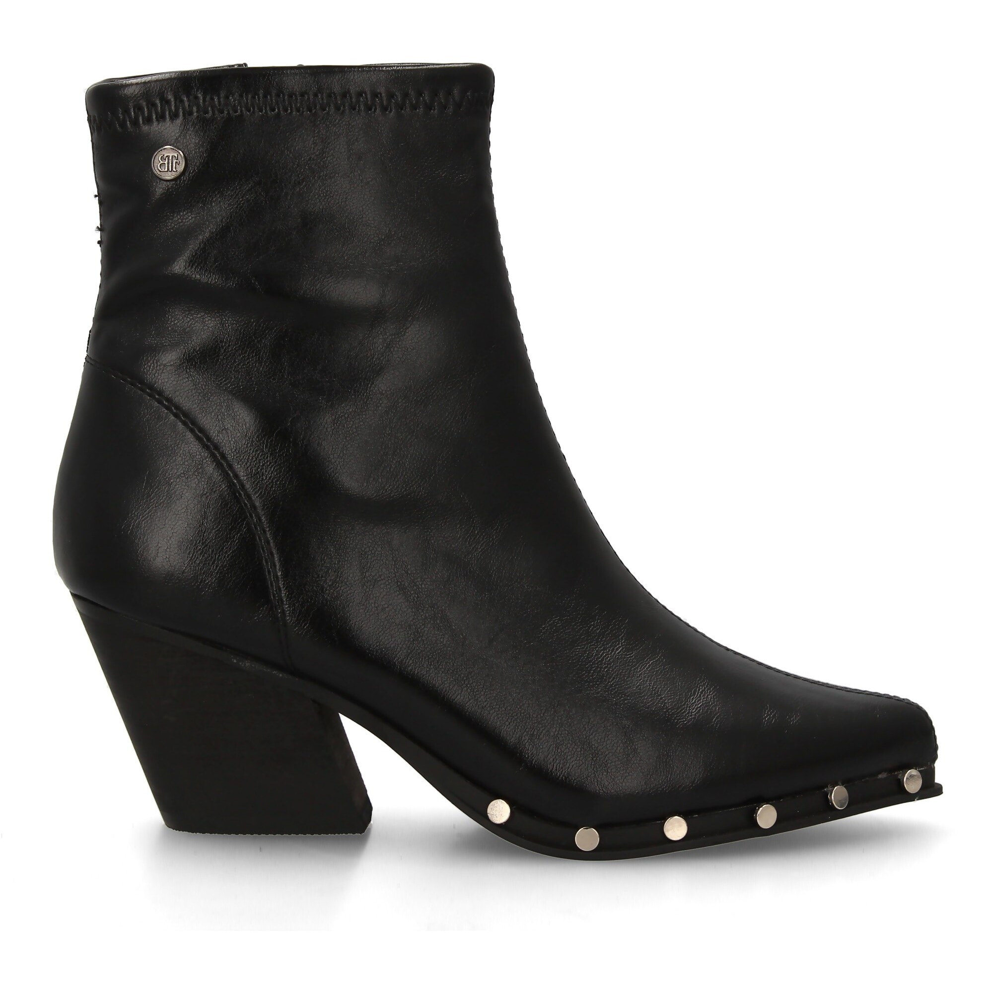 Botín de mujer con tacón y tachuelas.