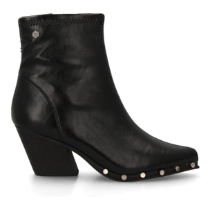 Botín de mujer con tacón y tachuelas.