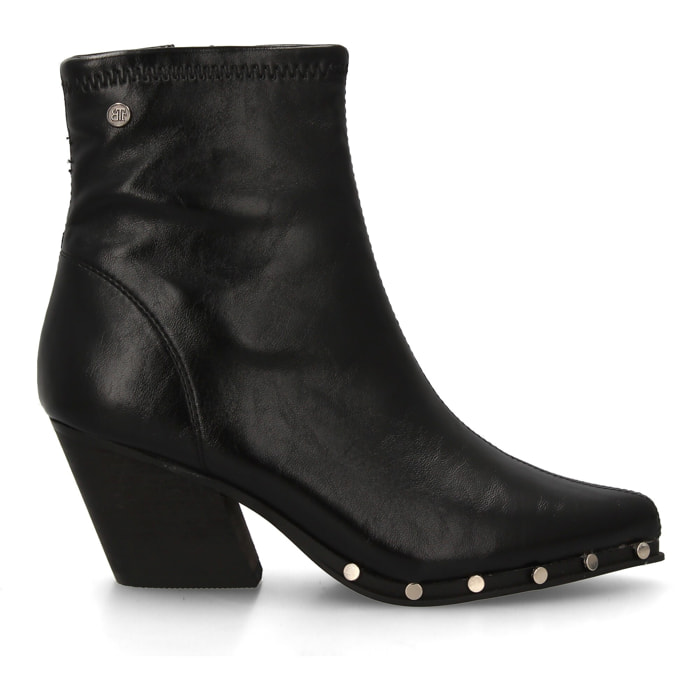 Botín de mujer con tacón y tachuelas.