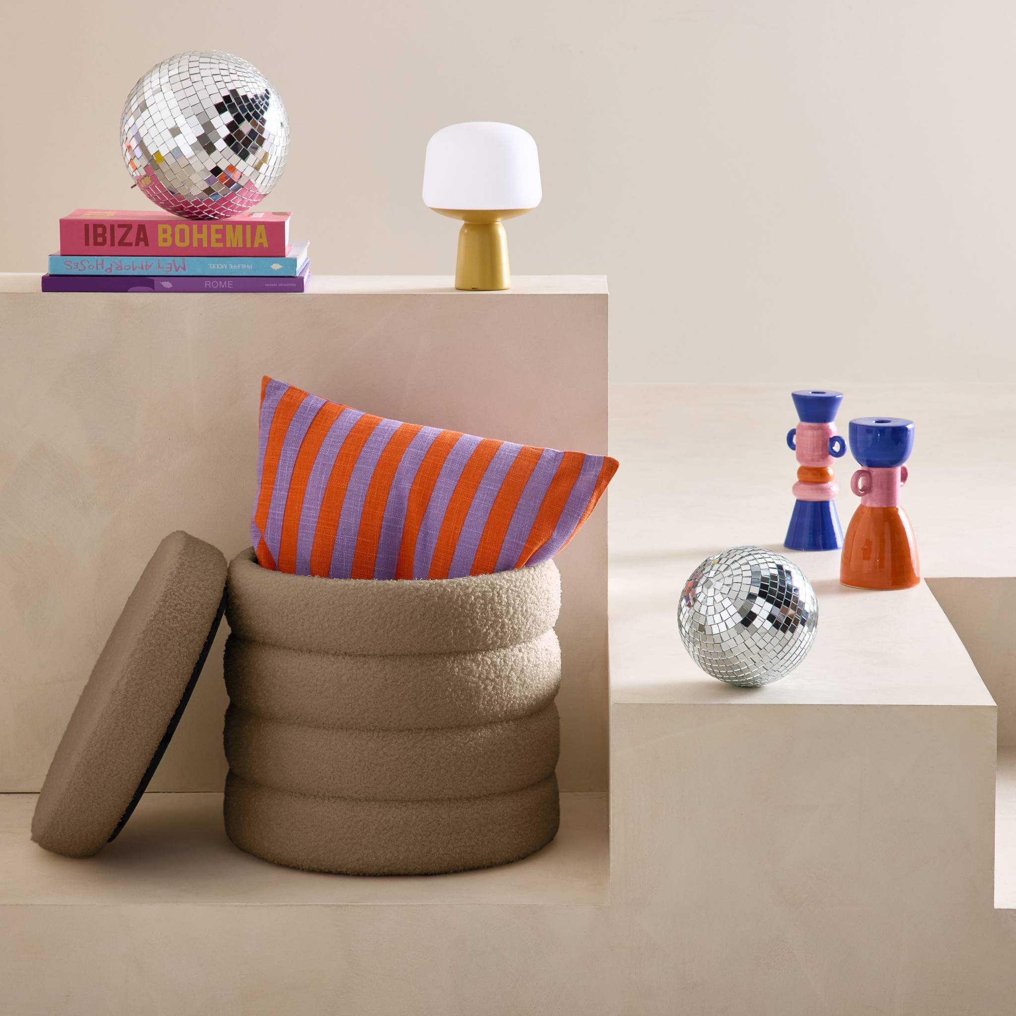 Tabouret en bouclettes taupe avec coffre de rangement intégré