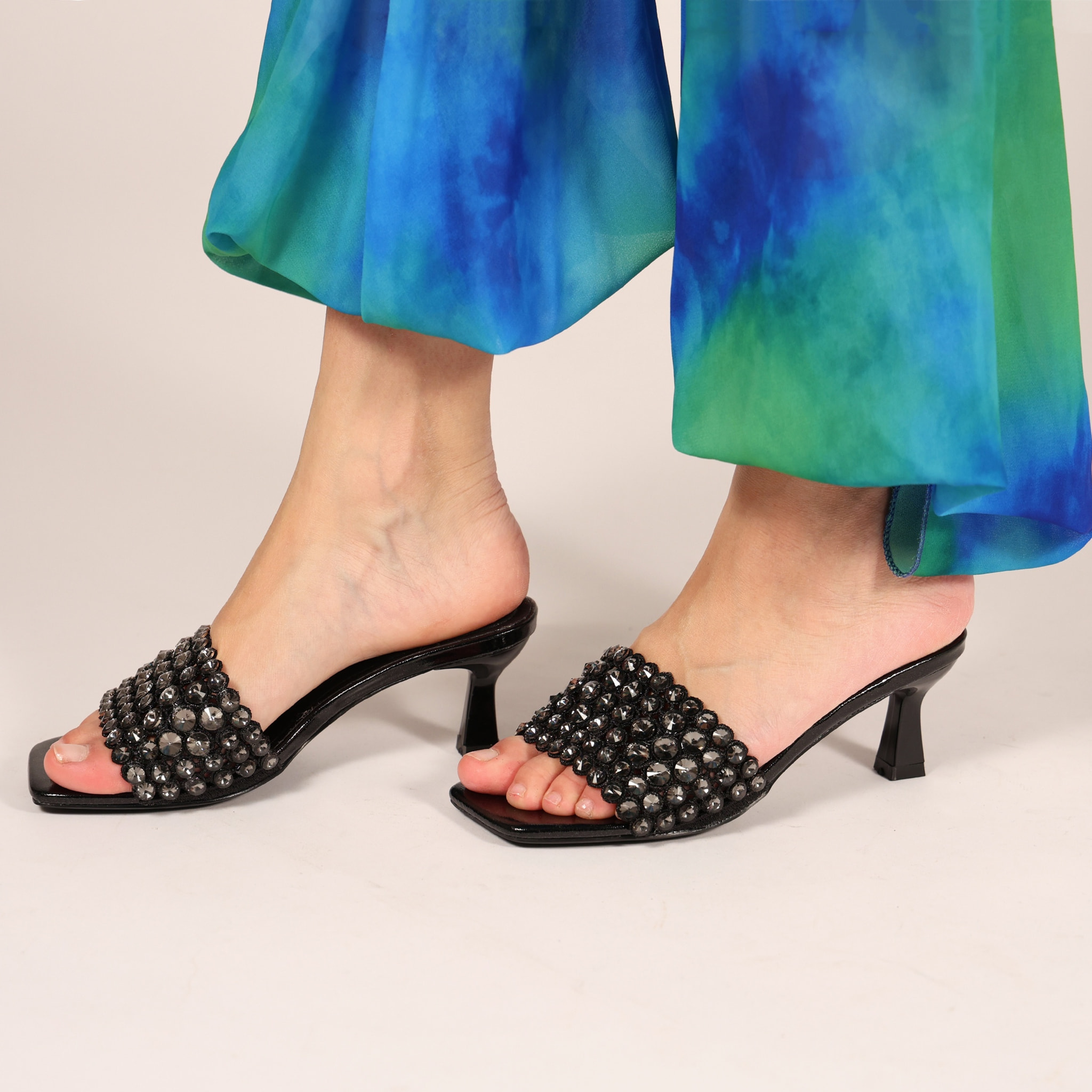 Sandali in simil pelle con tacco a rocchetto e fascia gioiello