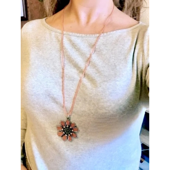 Collar largo margarita color con cristal de Sw Naranja