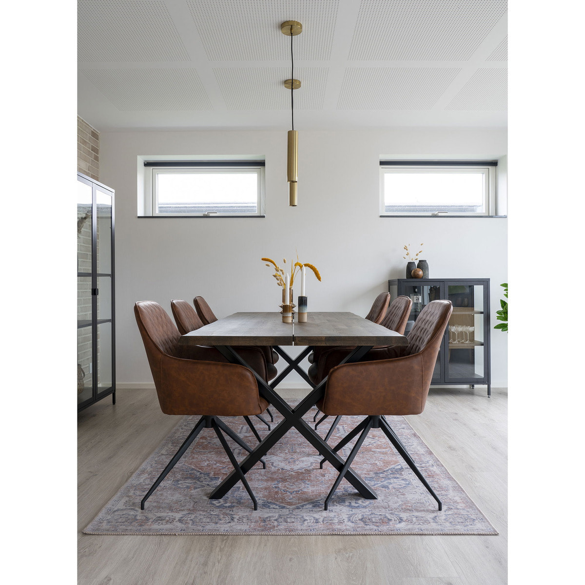 Sedia da pranzo girevole Harbo in ecopelle marrone vintage con base nera