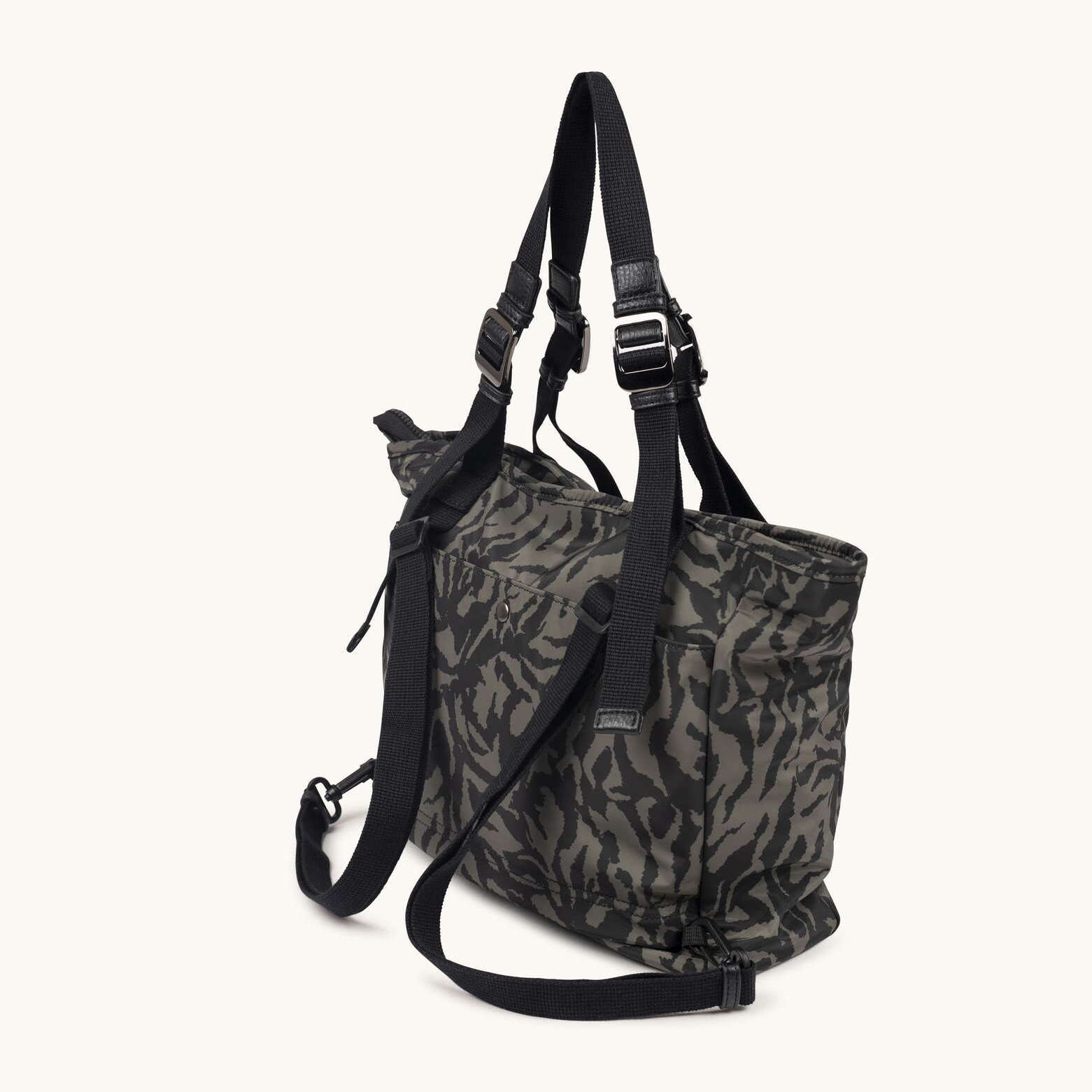 Bolso Shopper Convertible en Mochila Tiger ZONE SHOPPER BACKPACK C/PRINT TIGER KHAKI