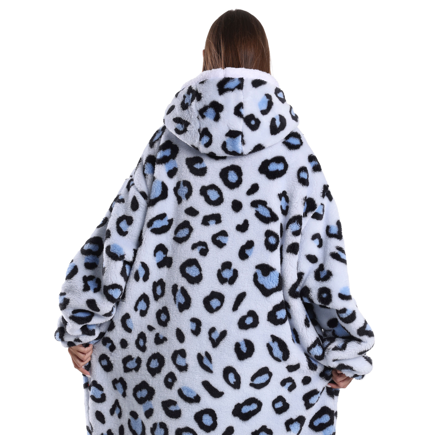 Bata estilo sudadera y manta de felpa extrasuave. Triple bolsillo frontal tipo canguro. Diseño leopardo blanco tipo corto.