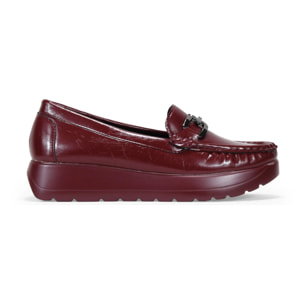 Mocasines de cuña burdeos con detalle metálico