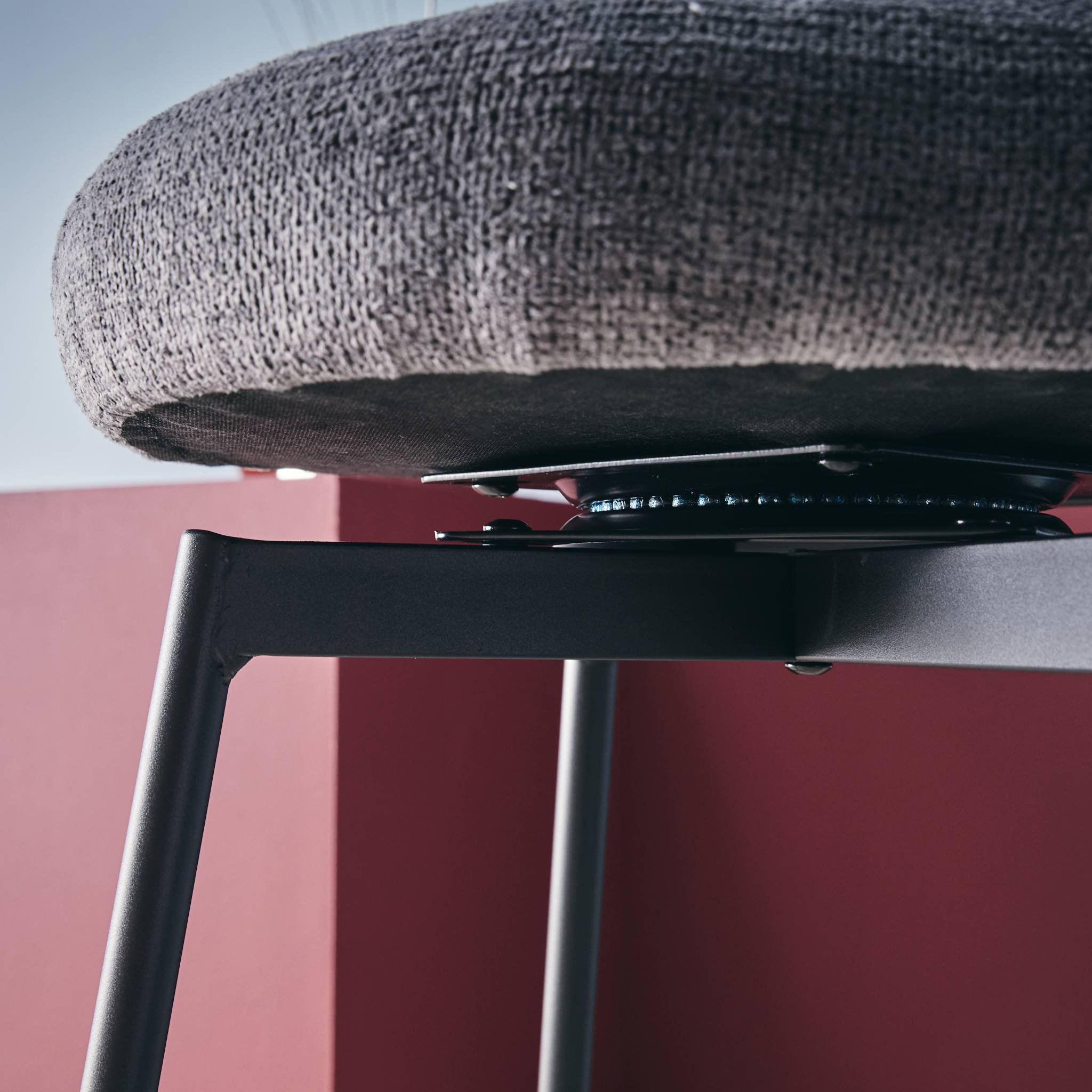 Lot de deux tabourets de bar assise rotative métal noir et tissu gris - L 50 x P 50 x H 92cm - Iris