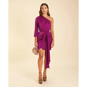 Vestido corto asimétrico con falda drapeada.