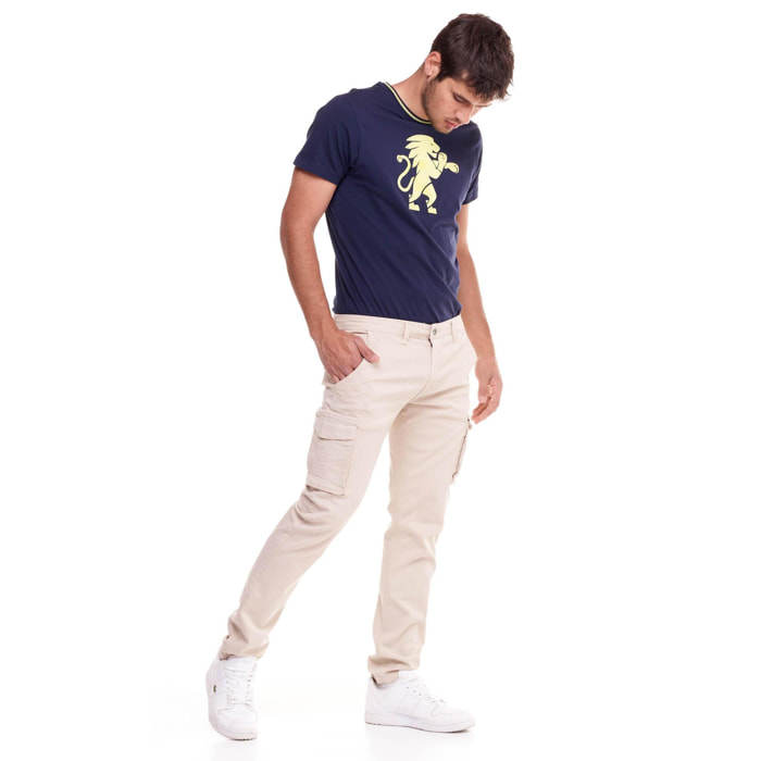 Pantalón cargo minimalista para hombre.