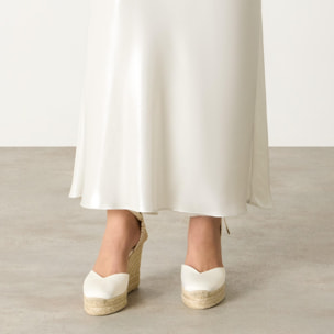 Alpargatas Chiara en satén, cierre mediante lazada y doble plataforma