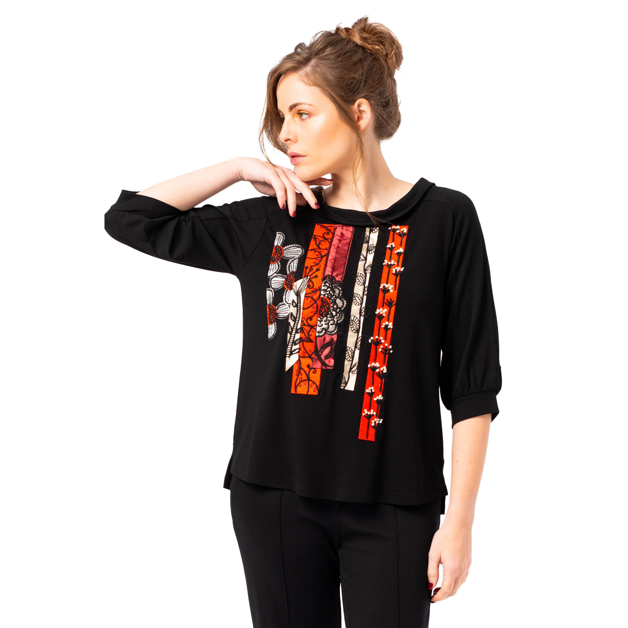 Mamatayoe Oleo. Camiseta de Manga Tres Cuartos para Mujer de Color Negro con Detalles Bordados para Otoño Invierno. Top de Punto Roma con Cuello Vuelto, Original y Elegante.