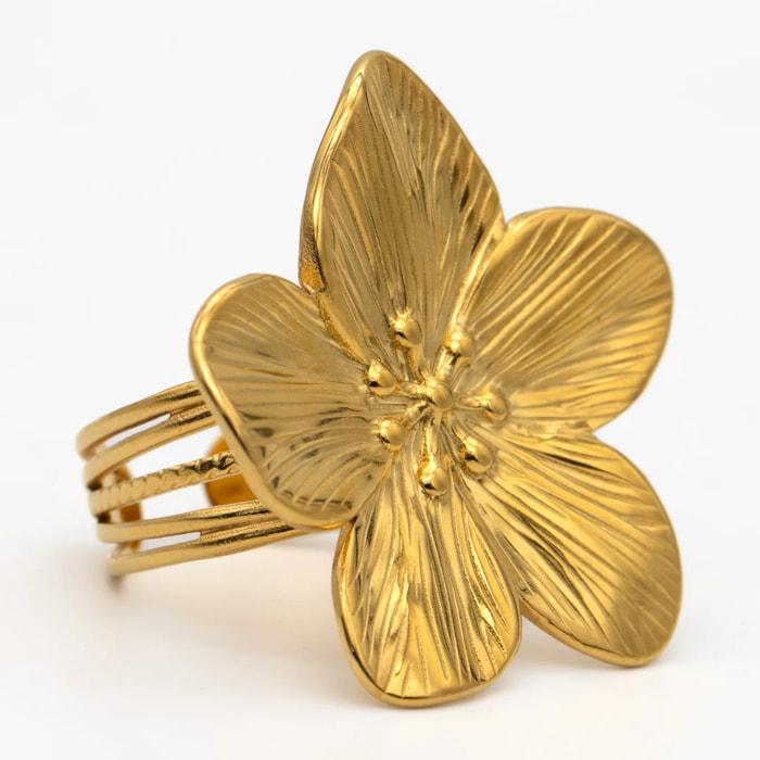 Anillo con forma de flor.