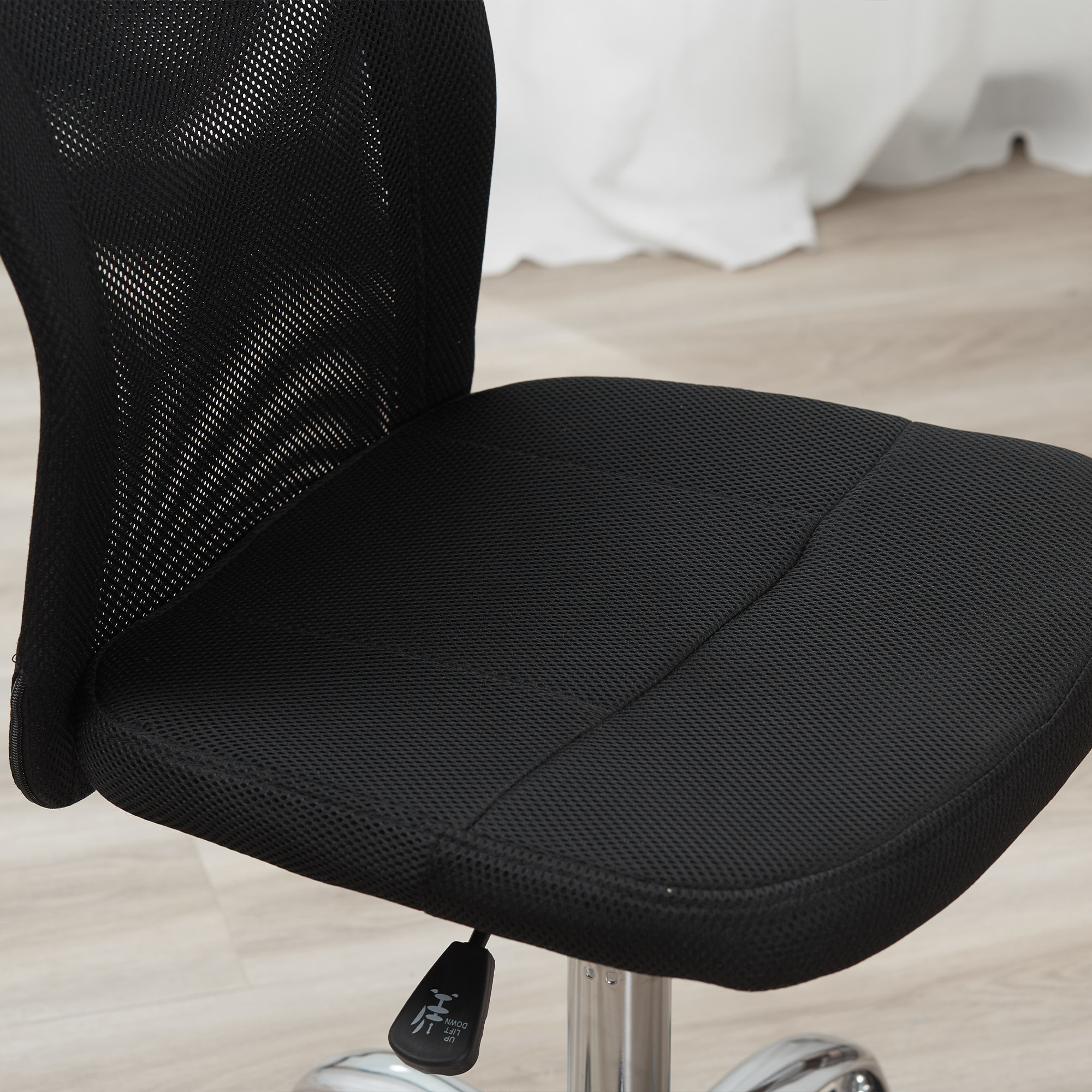 Vinsetto Chaise de bureau ergonomique hauteur réglable piètement chromé pivotant 360° revêtement maille noir