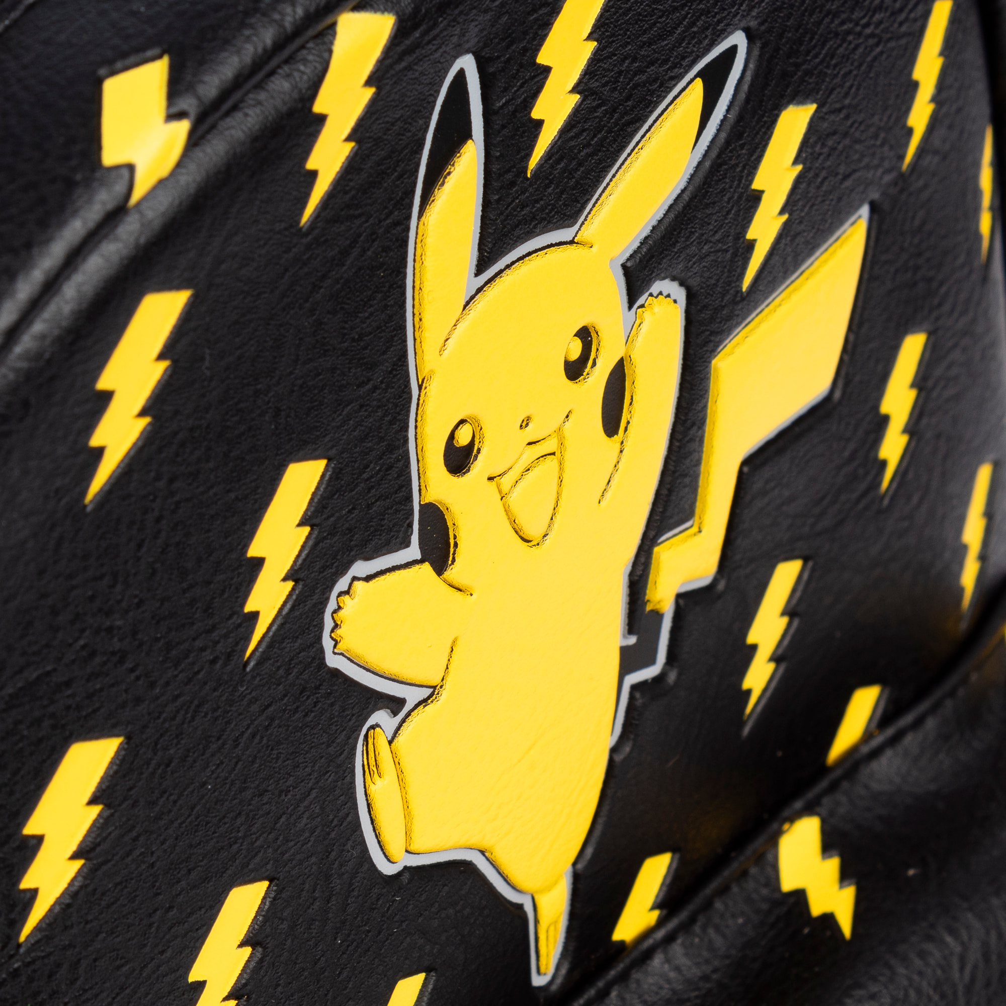 Zaino Nero Pokémon Premium. Ampio scomparto principale con tasca anteriore e posteriore. Con accessorio pompon.