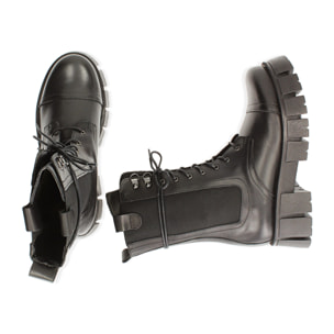 Botas militares de cuero negro.