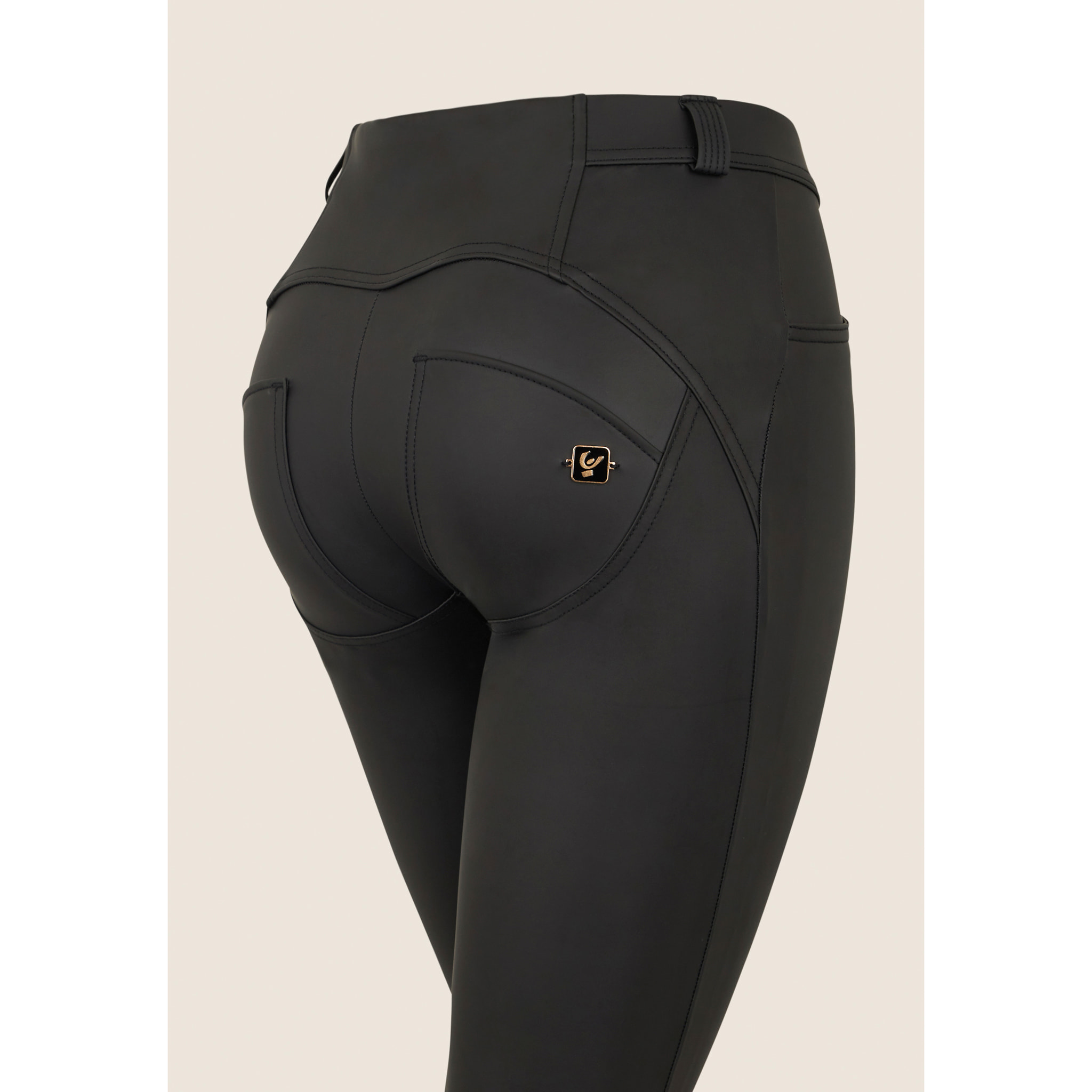Pantaloni WR.UP® vita regular fondo bootcut in similpelle