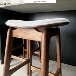 Lot de 2 tabourets pour îlot central 65,5 cm en bois et tissu gris - Jude