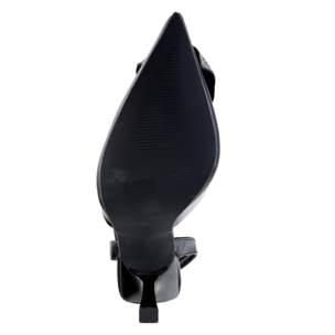 Decolletè in simil pelle con applicazione e tacco verniciato