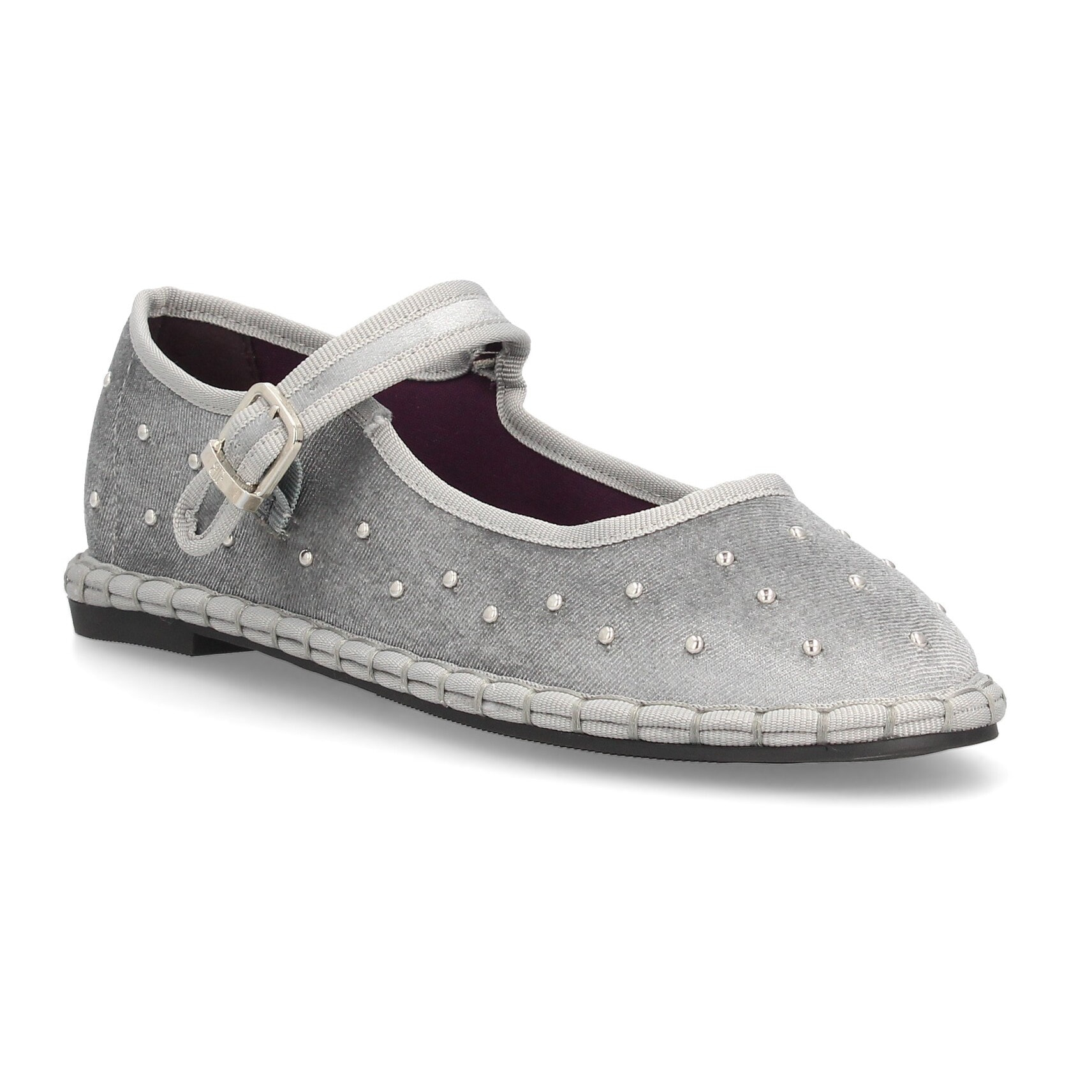 Merceditas planas con tachuelas metálicas.