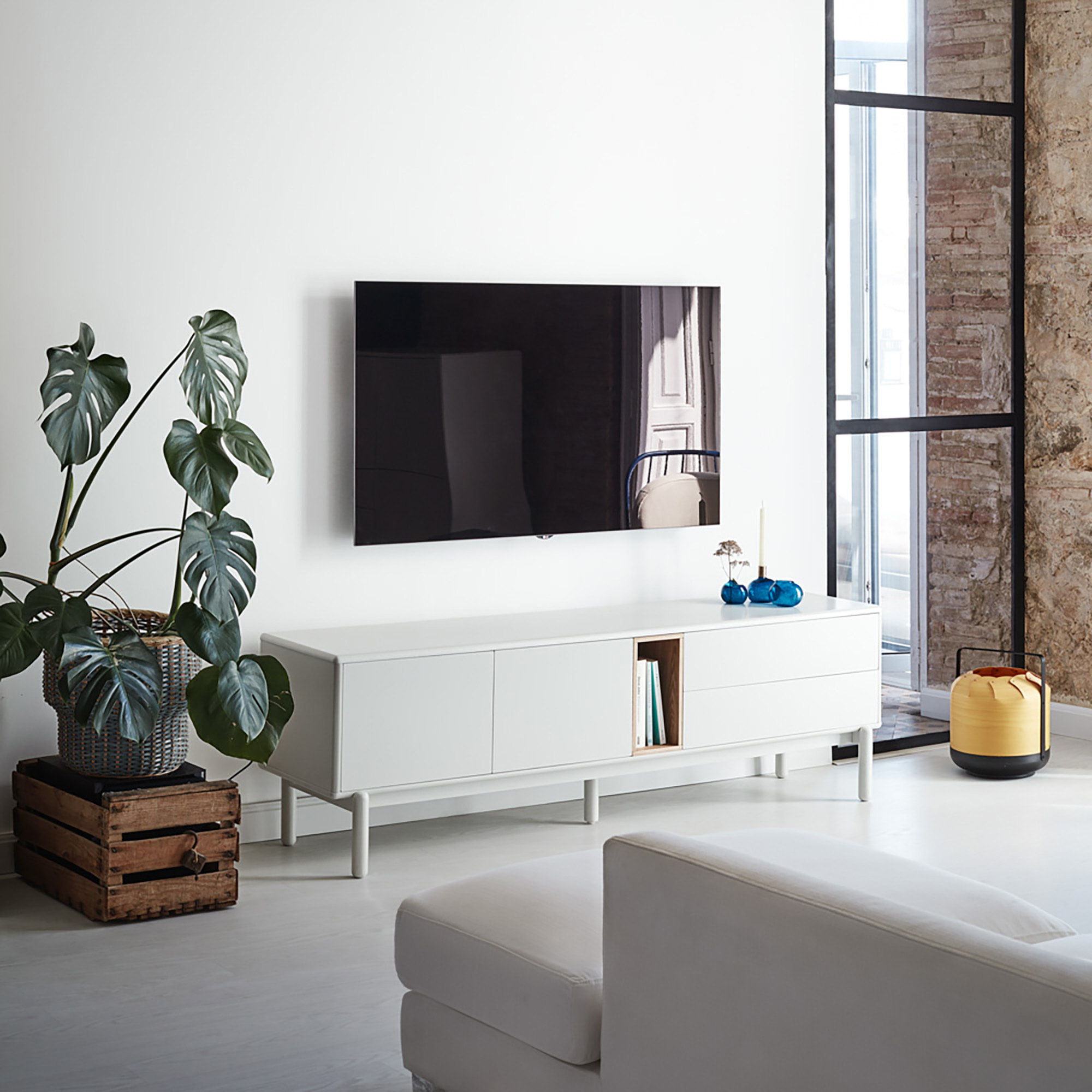 Mueble de televisión Corvo 2 puertas y 2 cajones de 180cm crema