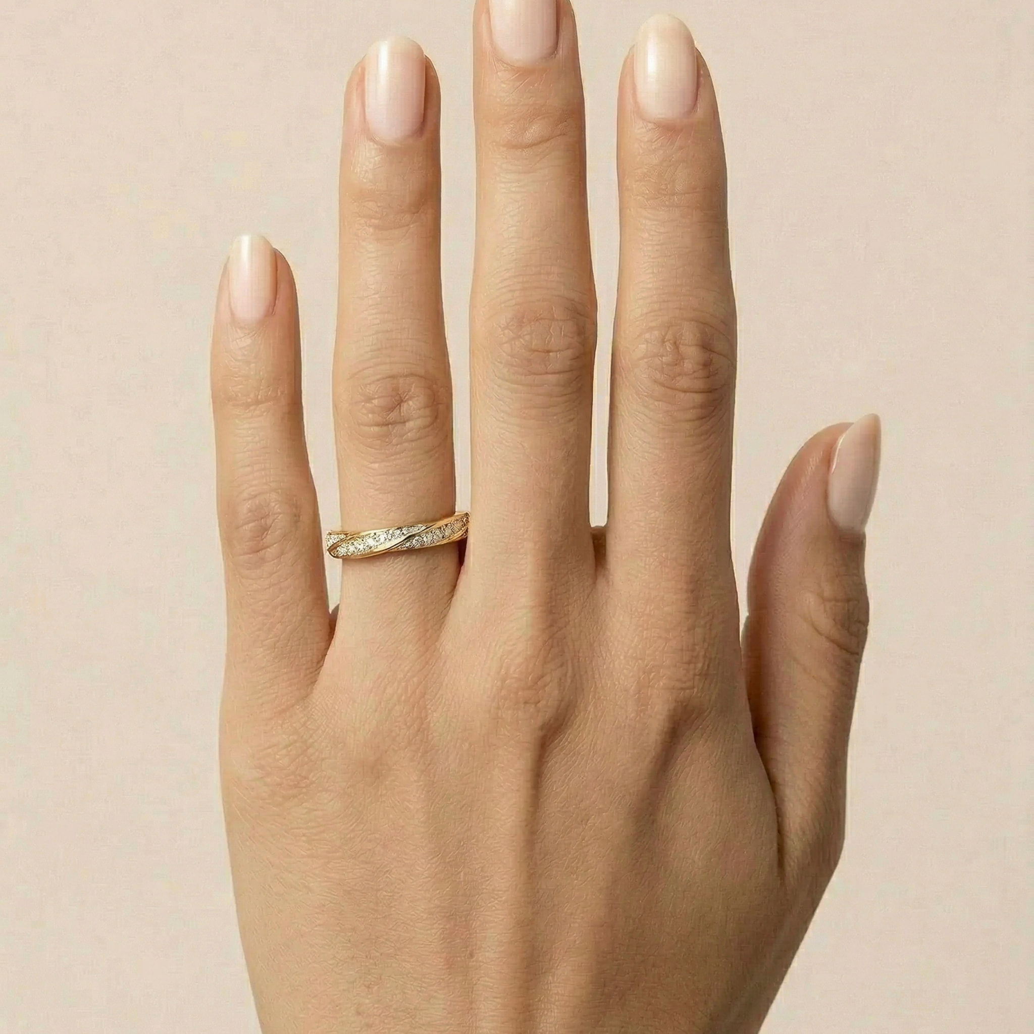 Anillo de Madreperla Blanca acabado en oro amarillo de 18k
